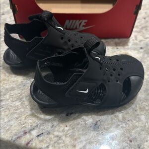 Nike sunray protect 2 size 6C